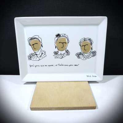Travessa cerâmica branca com ilustração minimalista e frase em português e assinatura Frida Kahlo