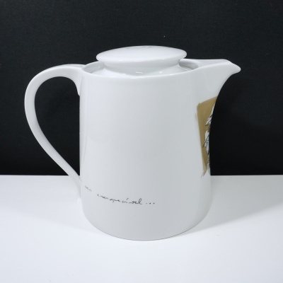 Bule de cerâmica branco com ilustração e texto manuscrito