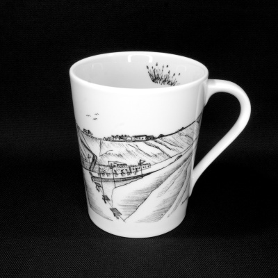 Caneca branca com desenho preto de paisagem rural
