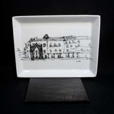 Prato retangular branco com desenho negro de edifício e texto Guimarães