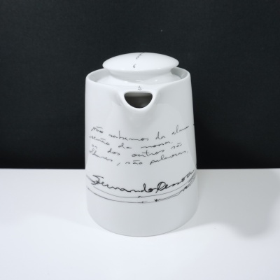 Chaleira branca cerâmica com texto manuscrito Fernando Pessoa