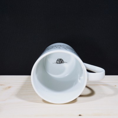 Caneca de cerâmica branca com desenho de lesma na base interior