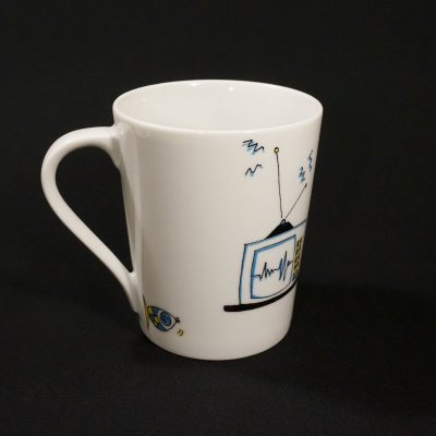 Caneca branca com desenho de televisão antiga