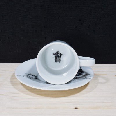 Conjunto de chávena e pires em porcelain branca com desenhos a preto