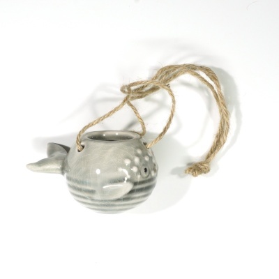 Vaso cerâmico em forma de peixe cinzento com corda de pendurar.