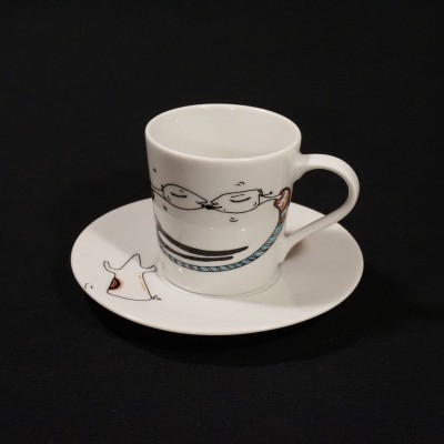 Chávena e pires de porcelana branca com desenhos de peixes e pão