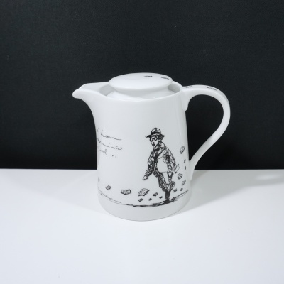 Bule branco de porcelana com ilustração a preto e tampa.