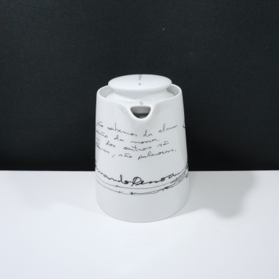Chaleira branca com texto manuscrito preto