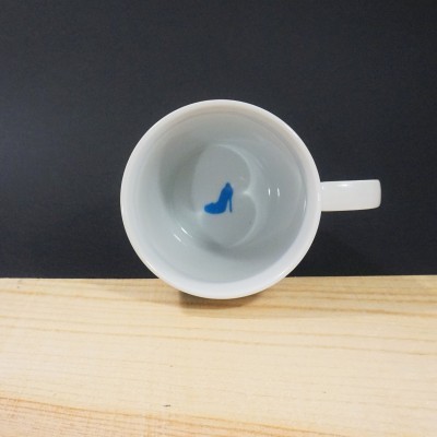 Caneca branca vista de cima com sapato azul no interior