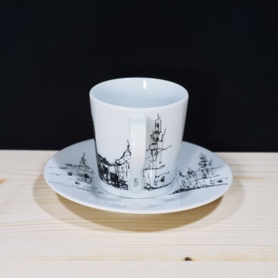 Chávena e pires brancos com desenho de edifícios históricos a tinta preta