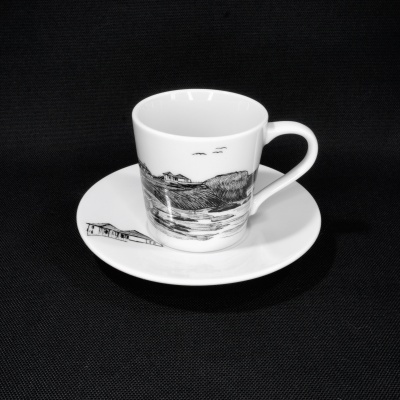 Conjunto chávena e pires porcelana branca com paisagem costeira a preto