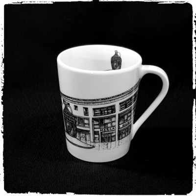 Caneca branca com ilustração a preto de edifício clássico
