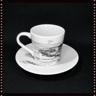 Conjunto de chávena e pires em porcelana branca com padrão marítimo preto