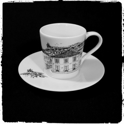 chávena e pires de porcelana branca com desenho urbano a preto