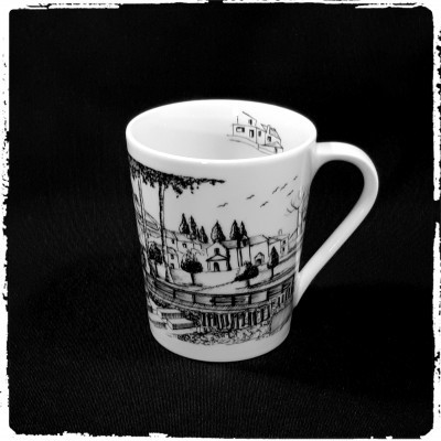 Caneca branca com desenho preto de paisagem urbana