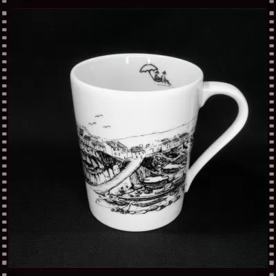 Caneca de porcelana da Ericeira com pega à direita, destacando a rampa de acesso à praia