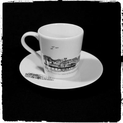 Conjunto de chávena e prato com desenho urbano em preto e branco