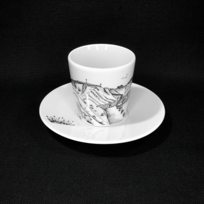 Conjunto de chávena e prato em porcelana branca com desenho a preto