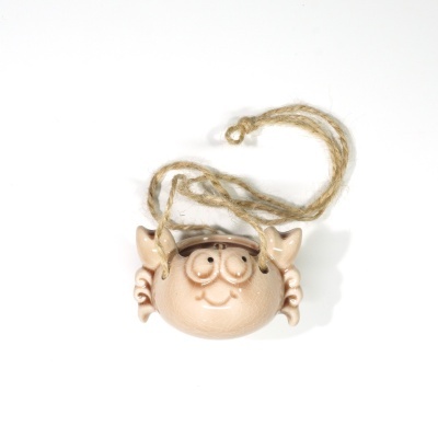 Enfeite pendente em cerâmica em forma de caranguejo bege com cordão de juta