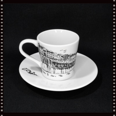 Conjunto de chávena e pires em cerâmica branca com desenho a preto