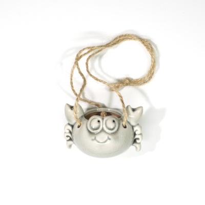 Figura decorativa cerâmica cinzenta caranguejo com corda