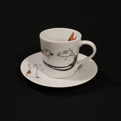 Conjunto de chávena e prato com desenho de gatos em porcelana branca