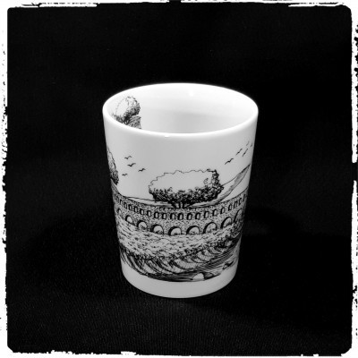 Copo de porcelana branco com desenho a preto de paisagem