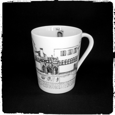 Caneca branca com desenho preto de edifício histórico