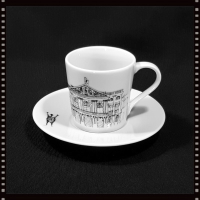 Conjunto de chávena e pires em porcelana branca com ilustração a preto