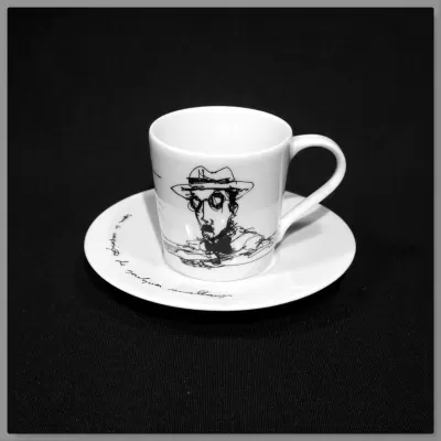 Chávena de café e pires de porcelana branca com uma ilustração artística e expressiva a traço preto