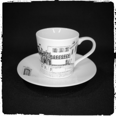 Conjunto de chávena e pires de porcelana branca com ilustrações a preto