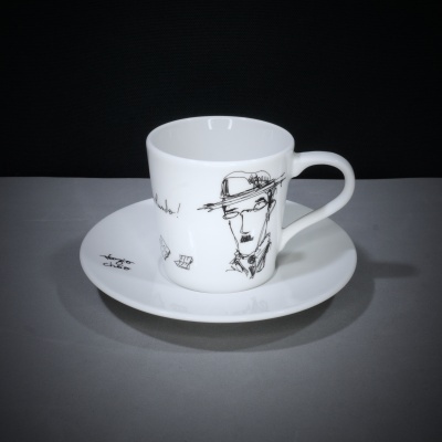 Conjunto de chávena e prato em porcelana branca com desenho a preto