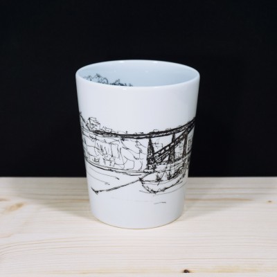 Caneca branca de cerâmica com desenho a preto de ponte e barco em fundo negro