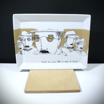 Prato retangular branco com desenho de homens e texto em português