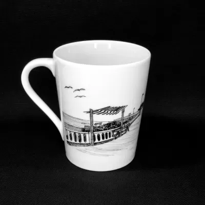 Caneca de porcelana com ilustração artística a traço preto da pérgola do Passeio dos Poetas