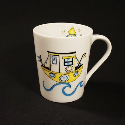 Caneca branca com desenho de barco amarelo e ondas azuis