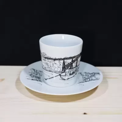 Chávena de café de porcelana branca com desenho à mão de um tradicional barco Rabelo no Douro