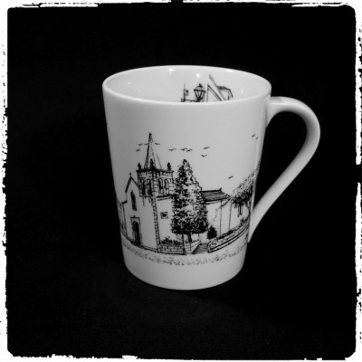 Caneca branca com desenho preto de igreja e árvores