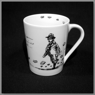 Caneca branca de porcelana com desenho a preto de um homem vestido, fundo preto