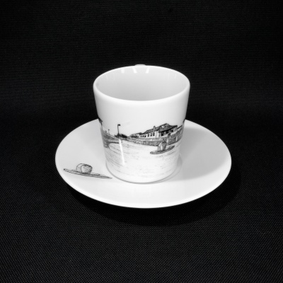 Chávena e pires em porcelana branca com desenho monocromático de paisagem costeira