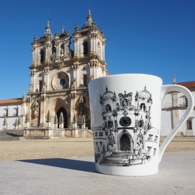 Caneca branca com desenho de um edifício histórico em preto
