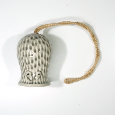 Campainha decorativa em cerâmica cinzenta com corda rústica