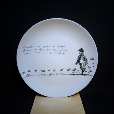 Prato branco redondo com ilustração e texto manuscrito preto