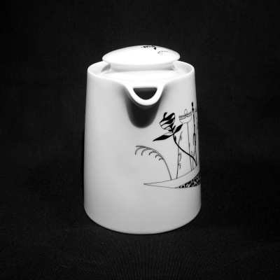 Chaleira branca de cerâmica com padrão preto e tampa arredondada