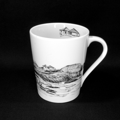 Caneca branca com desenho preto de paisagem costeira
