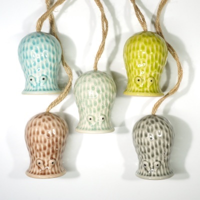 Sinos decorativos em cerâmica coloridos com corda para pendurar
