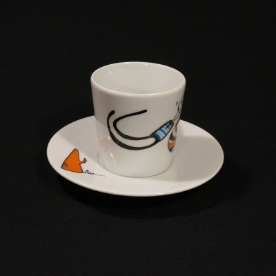 Chávena e prato branco com padrões coloridos abstratos sobre fundo preto