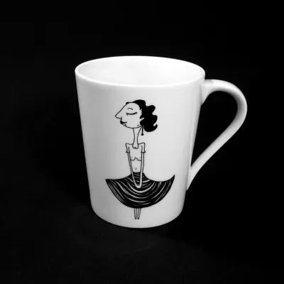 Caneca de porcelana branca com uma ilustração minimalista a traço preto de uma mulher estilizada
