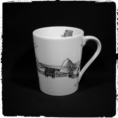 Caneca branca com ilustração preta de paisagem arquitetónica