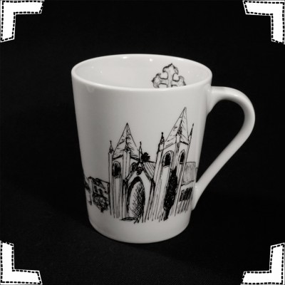 Caneca branca com desenho preto de igreja gótica e símbolo interior